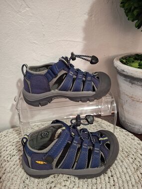 KEEN Kids' Navy Blue Closed-Toe Sandals Size 10.